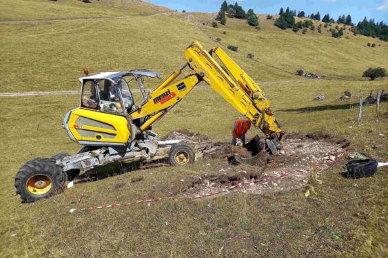 Travaux d'assainissement du site pollué avec une pelleteuse