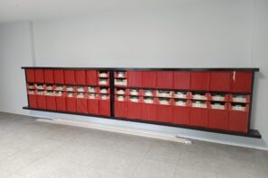 Boîtes aux lettres en bois classées monument historique, cage d'escalier La Pagode