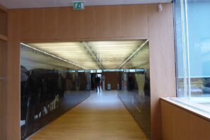 Couloir de circulation avec parois et portes coupe-feu, manufacture La Chaux-de-Fonds